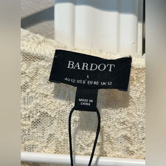 NWT: BARDOT LACE RUFFLE TOP. Size Large. - Picture 3 of 6